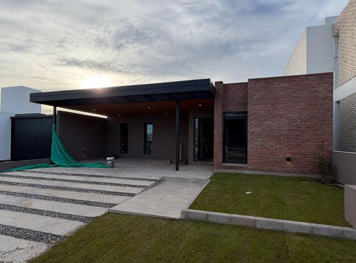Casa · 160m² · 1 Ambiente · 2 Cocheras