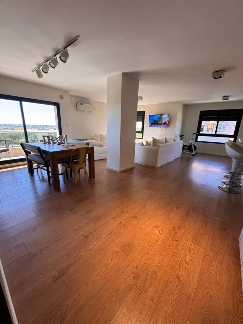 3 Dormitorios: Exclusividad en Altura con Vista al Chateau en Livette