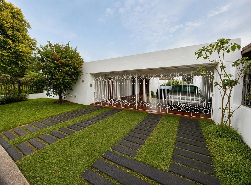 Espectacular Casa Sobre Barranca con Vistas Únicas en El Cerro de Las Rosas