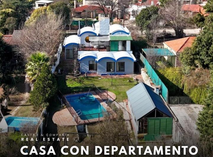 Casa · 302m² · 10 Ambientes · 2 Cocheras