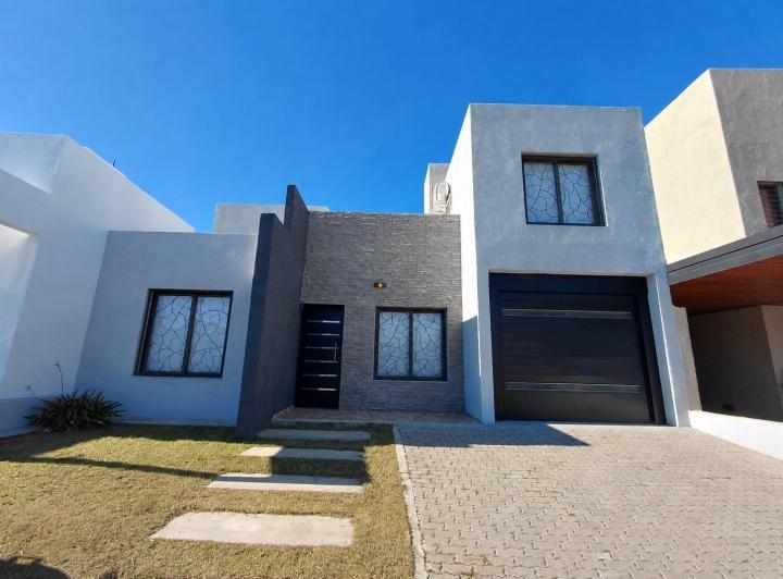 Casa · 250m² · 5 Ambientes · 1 Cochera