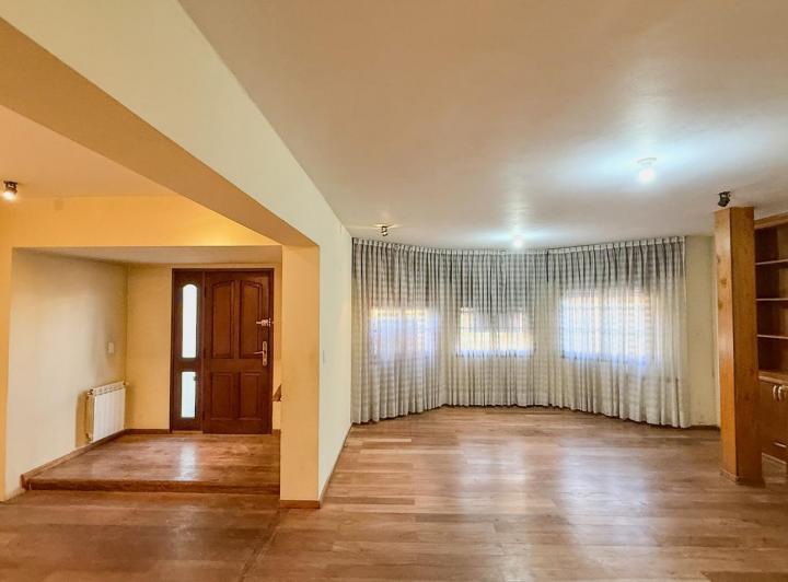 Casa · 299m² · 8 Ambientes · 1 Cochera