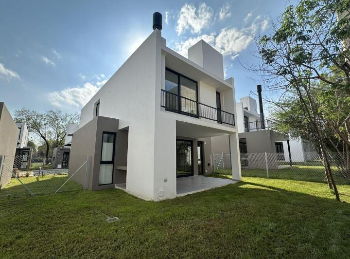 Casa · 225m² · 4 Ambientes · 2 Cocheras