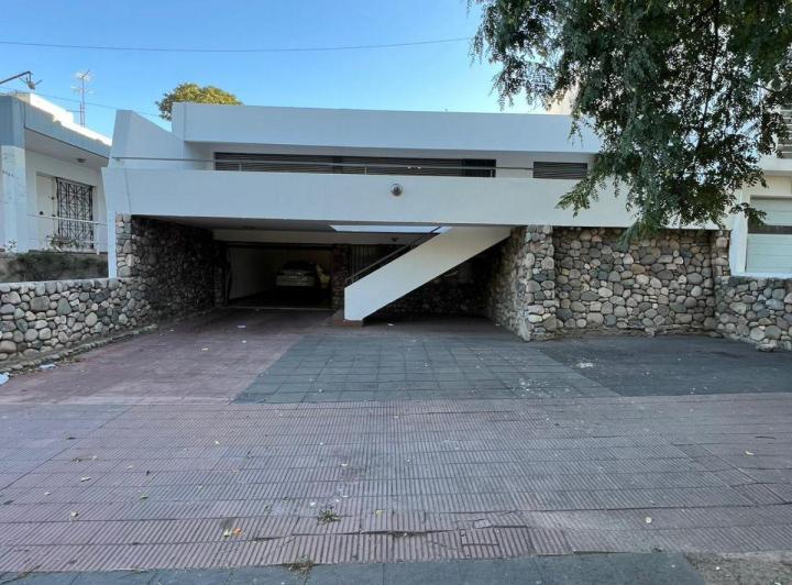 Casa · 334m² · 7 Ambientes · 2 Cocheras
