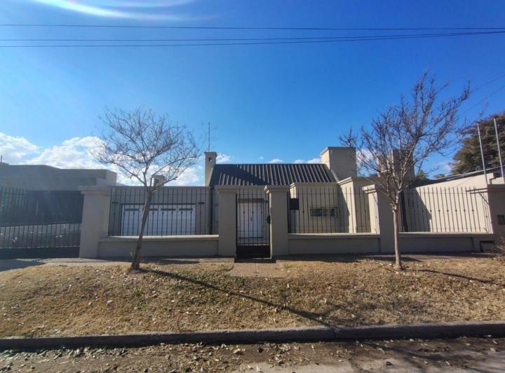 Casa · 200m² · 3 Ambientes · 2 Cocheras
