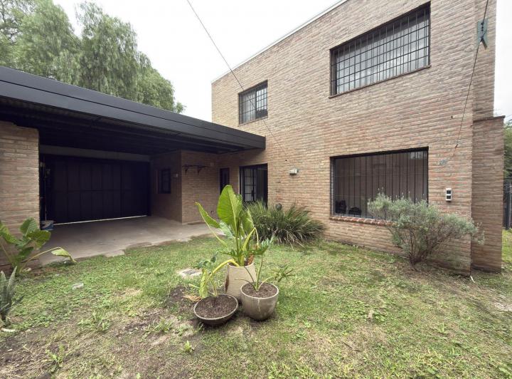 Casa · 140m² · 8 Ambientes · 2 Cocheras