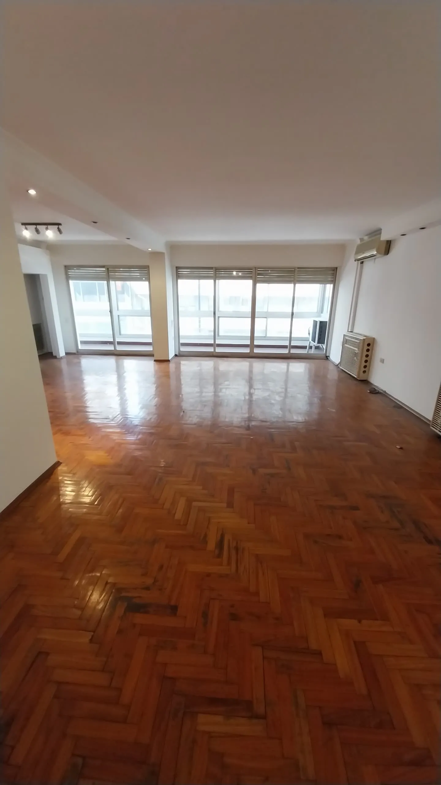 Amplio piso 3 Dorm. en venta con terraza y pileta en pleno centro