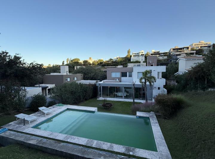 Casa · 1500m² · 6 Ambientes · 6 Cocheras