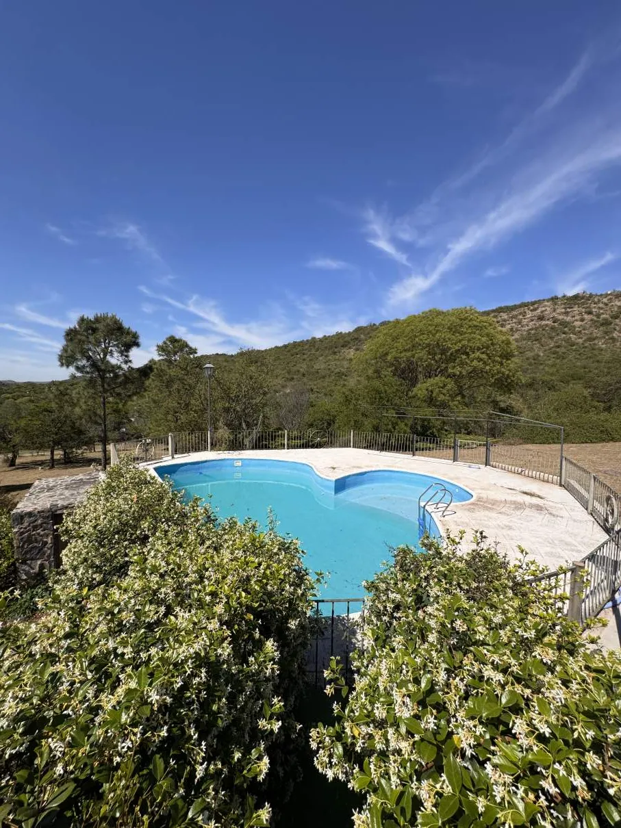 Gran casa con 1,4 hectárea y pileta en las sierras de Córdoba
