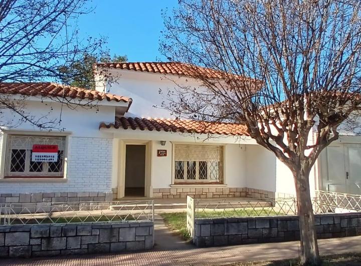 Casa · 90m² · 8 Ambientes · 2 Cocheras