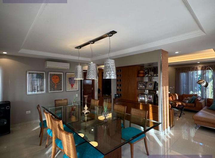 Casa · 800m² · 5 Ambientes · 2 Cocheras