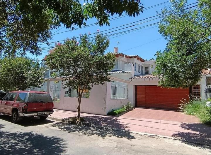 Casa · 350m² · 10 Ambientes