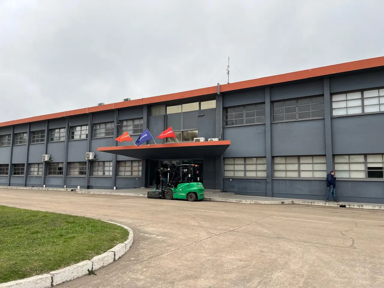 ALQUILER OFICINA 189mts2 COMPLEJO PRIVADO