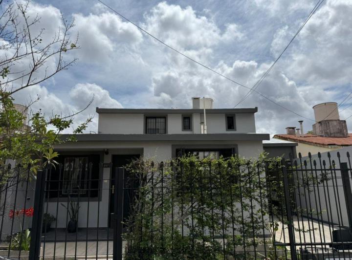 Casa · 220m² · 4 Ambientes · 2 Cocheras