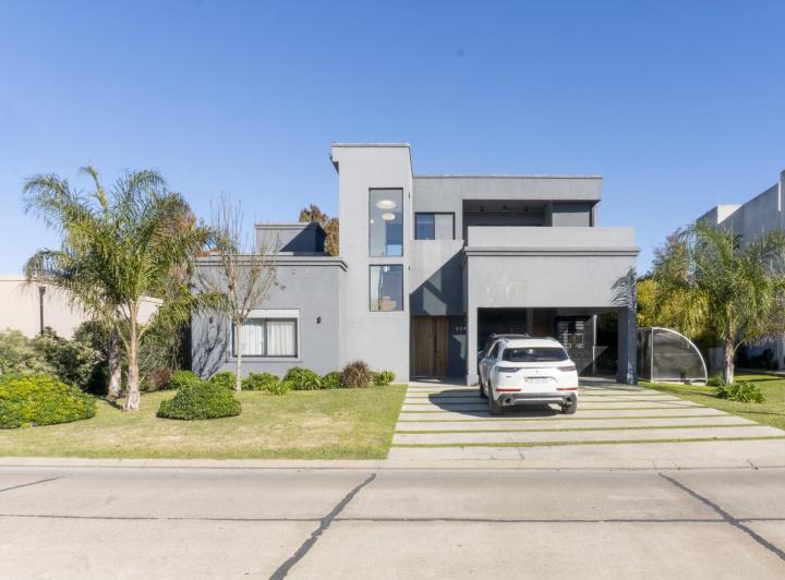 Casa · 212m² · 5 Ambientes · 2 Cocheras