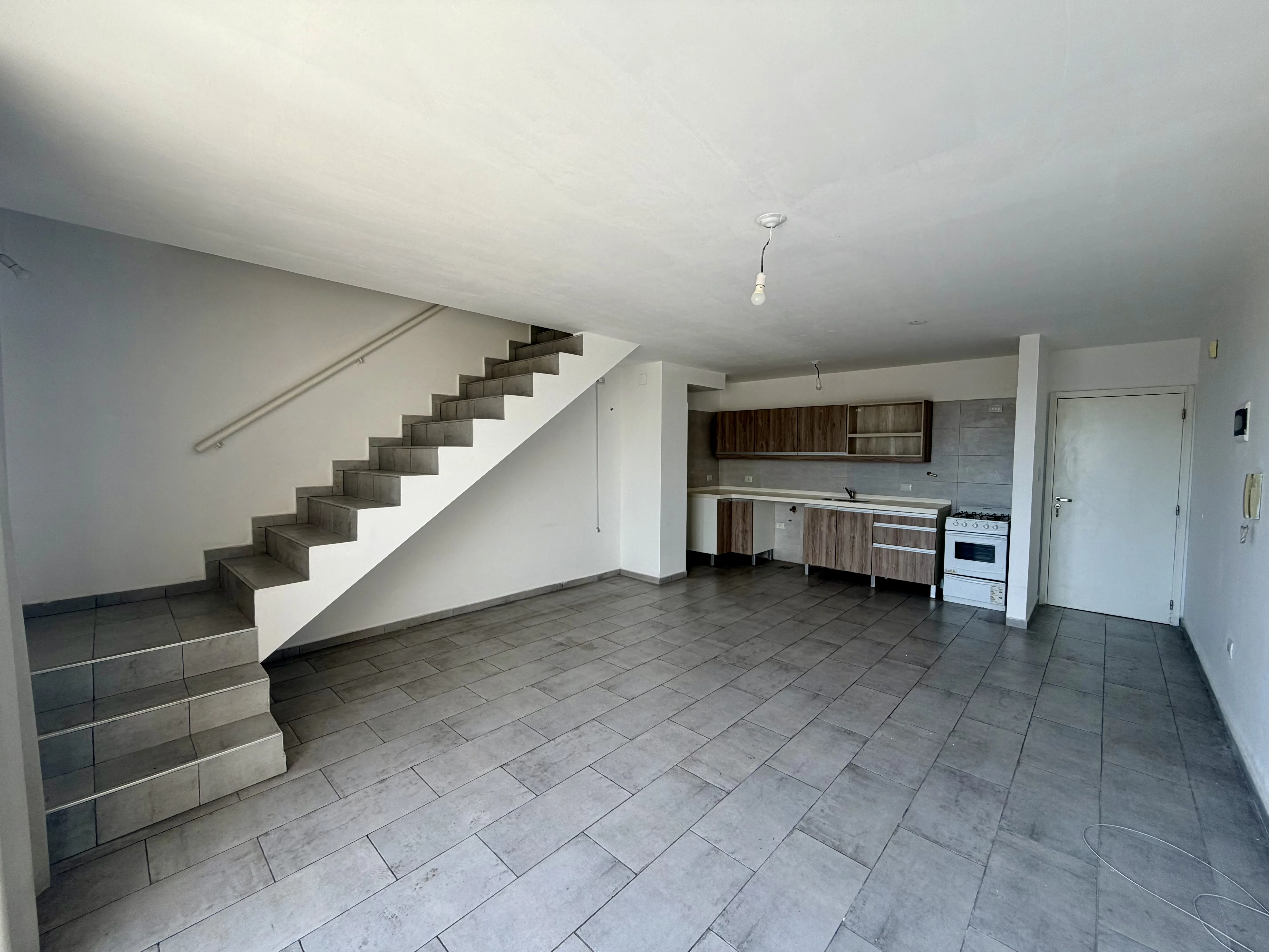 Bº NVA CBA! EXC DUPLEX.. 1 DORMITORIO, BALCON, AMPLIO Y LUMINOSO