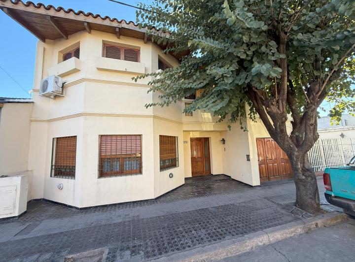 Casa · 299m² · 8 Ambientes · 2 Cocheras