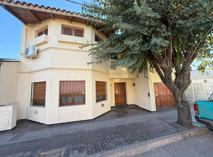 Casa · 299m² · 8 Ambientes · 2 Cocheras
