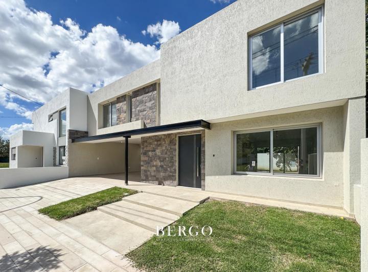 Casa · 213m² · 3 Dormitorios · 2 Cocheras
