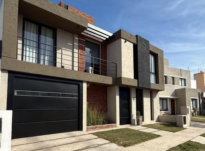 Casa · 230m² · 4 Ambientes · 3 Cocheras
