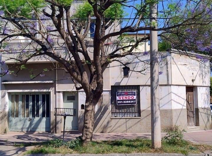 Casa · 212m² · 9 Ambientes · 1 Cochera