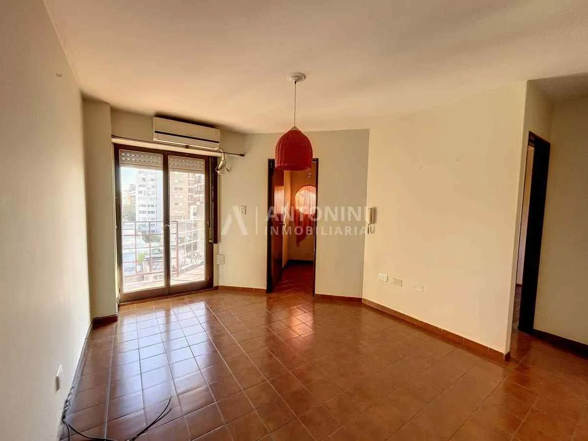 Depto 1 dormitorio Frente con Balcón en el Centro
