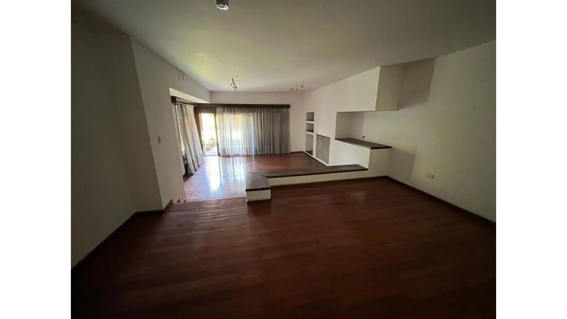 Importante casa sobre W Paunero de 4 dorm y quincho