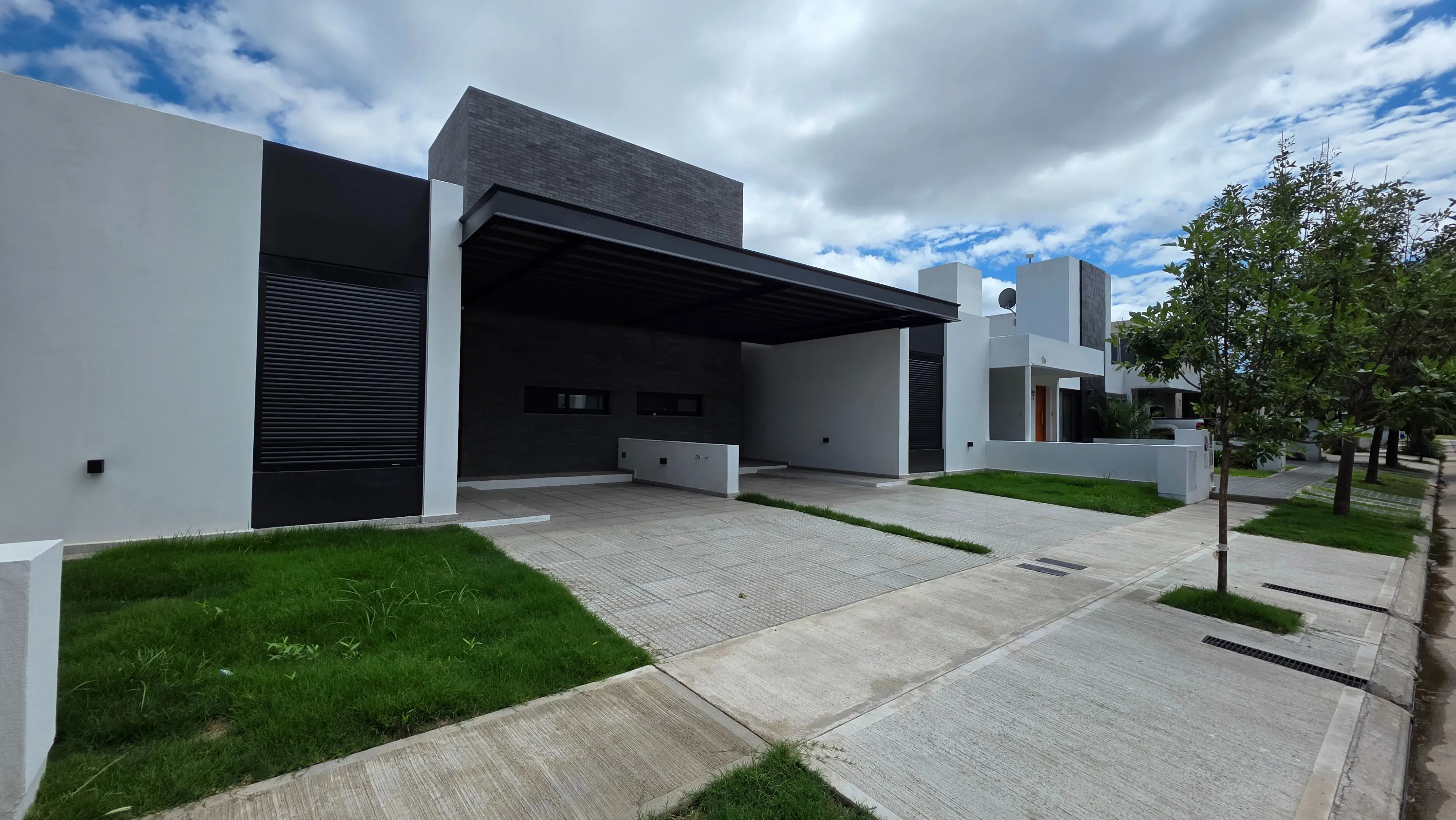 Casa de Categoría en PB - Village | 2 Dorm en Suite, Asador y Cochera - 112m²