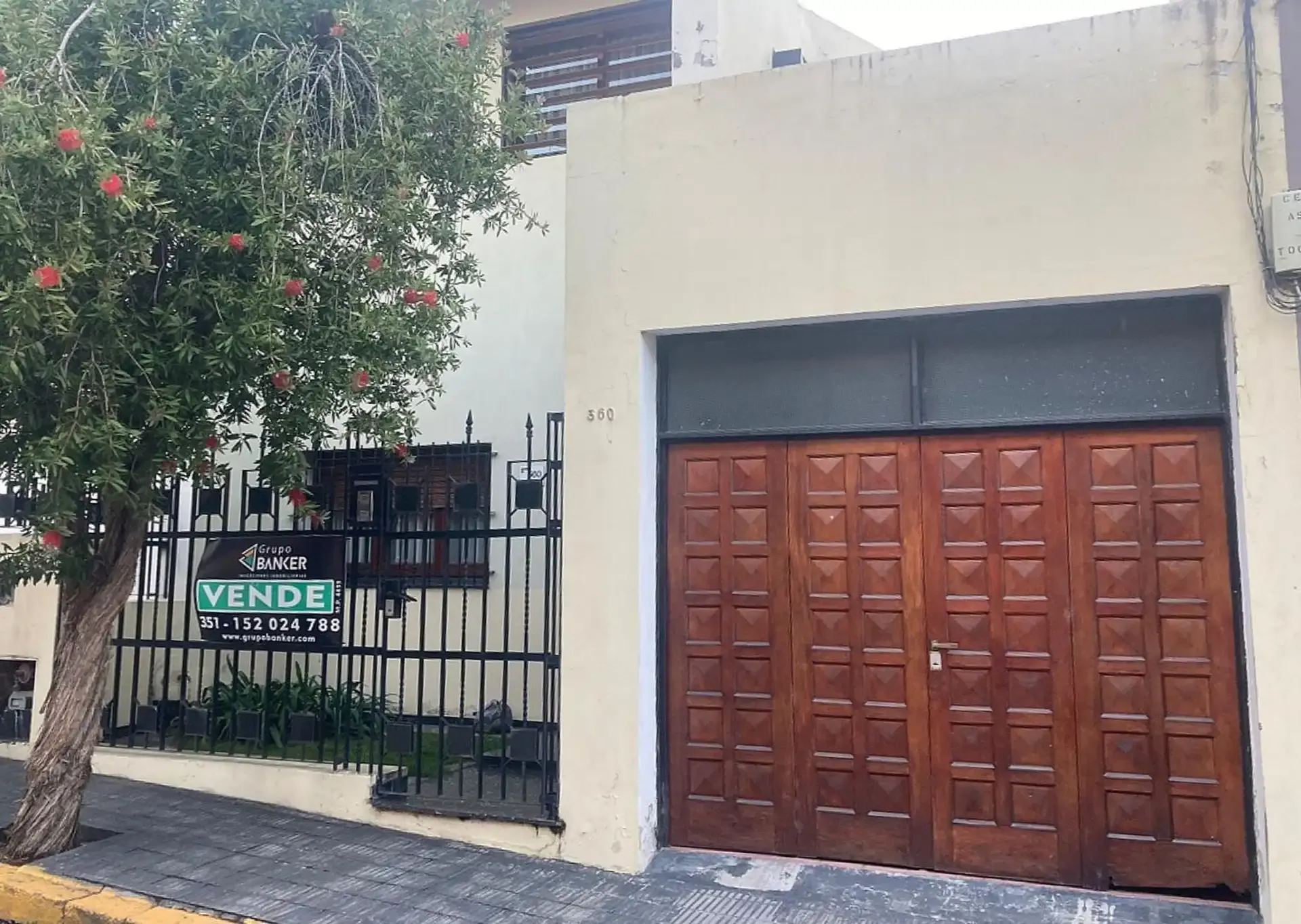 VENDO CASA 2 PLANTAS C/COCHERA A METROS DUARTE QUIROS 650