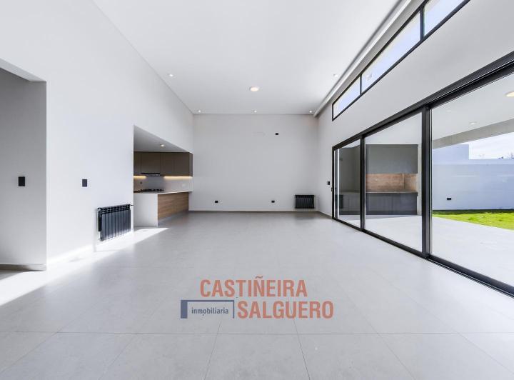 Casa · 230m² · 8 Ambientes · 2 Cocheras