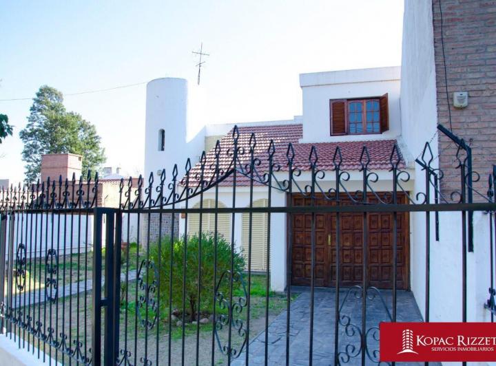 Casa · 218m² · 4 Dormitorios · 2 Cocheras