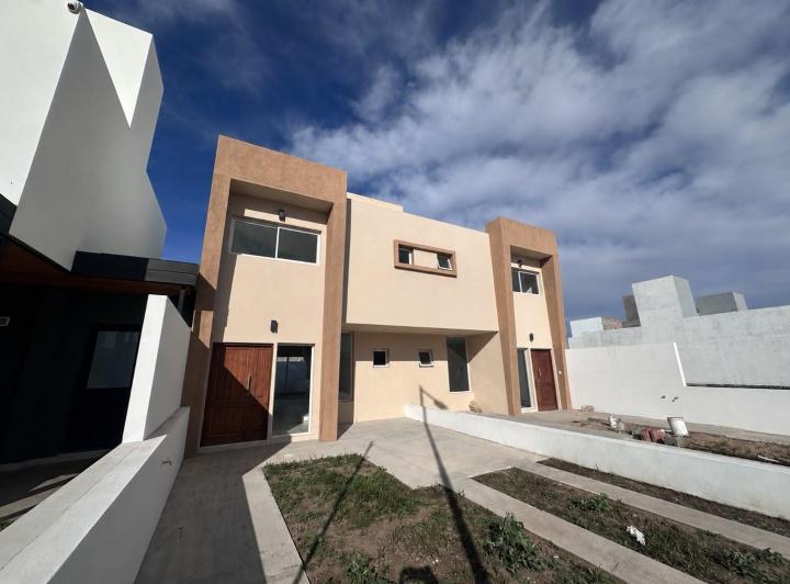 Casa · 117m² · 4 Ambientes · 2 Cocheras