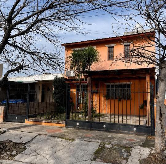Casa · 210m² · 6 Ambientes · 1 Cochera