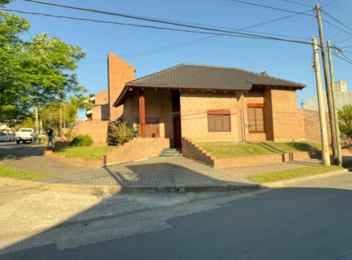 Casa · 240m² · 6 Ambientes · 2 Cocheras