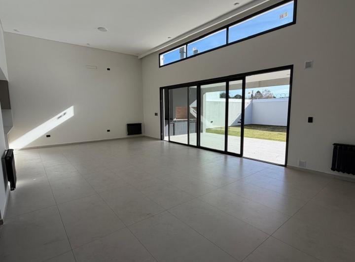 Casa · 230m² · 3 Ambientes · 2 Cocheras