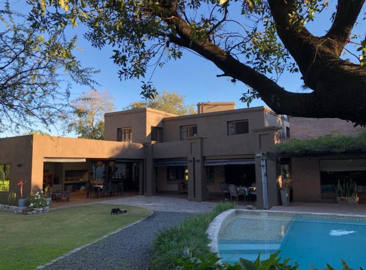 Casa · 360m² · 11 Ambientes · 2 Cocheras