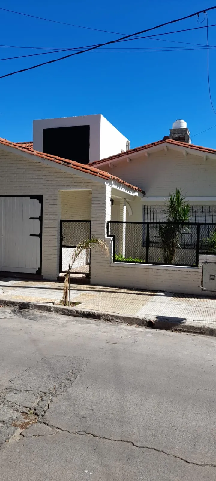 Barrio Alto Alberdi. Luna y Cárdenas. Hermosa casa de 2 plantas, reciclada. Apta Crédito