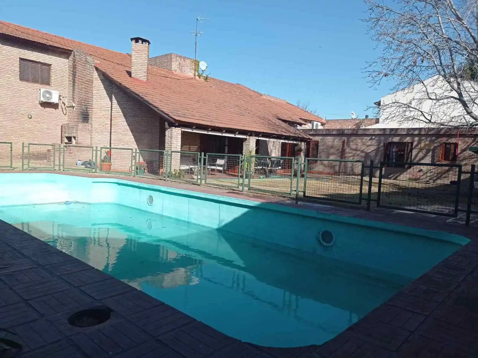 Gran casa a metros de Hotel Neper en Villa Belgrano , una planta , recibo menor