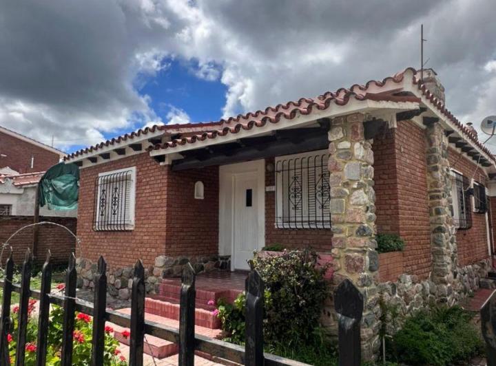 Casa · 70m² · 6 Ambientes · 1 Cochera