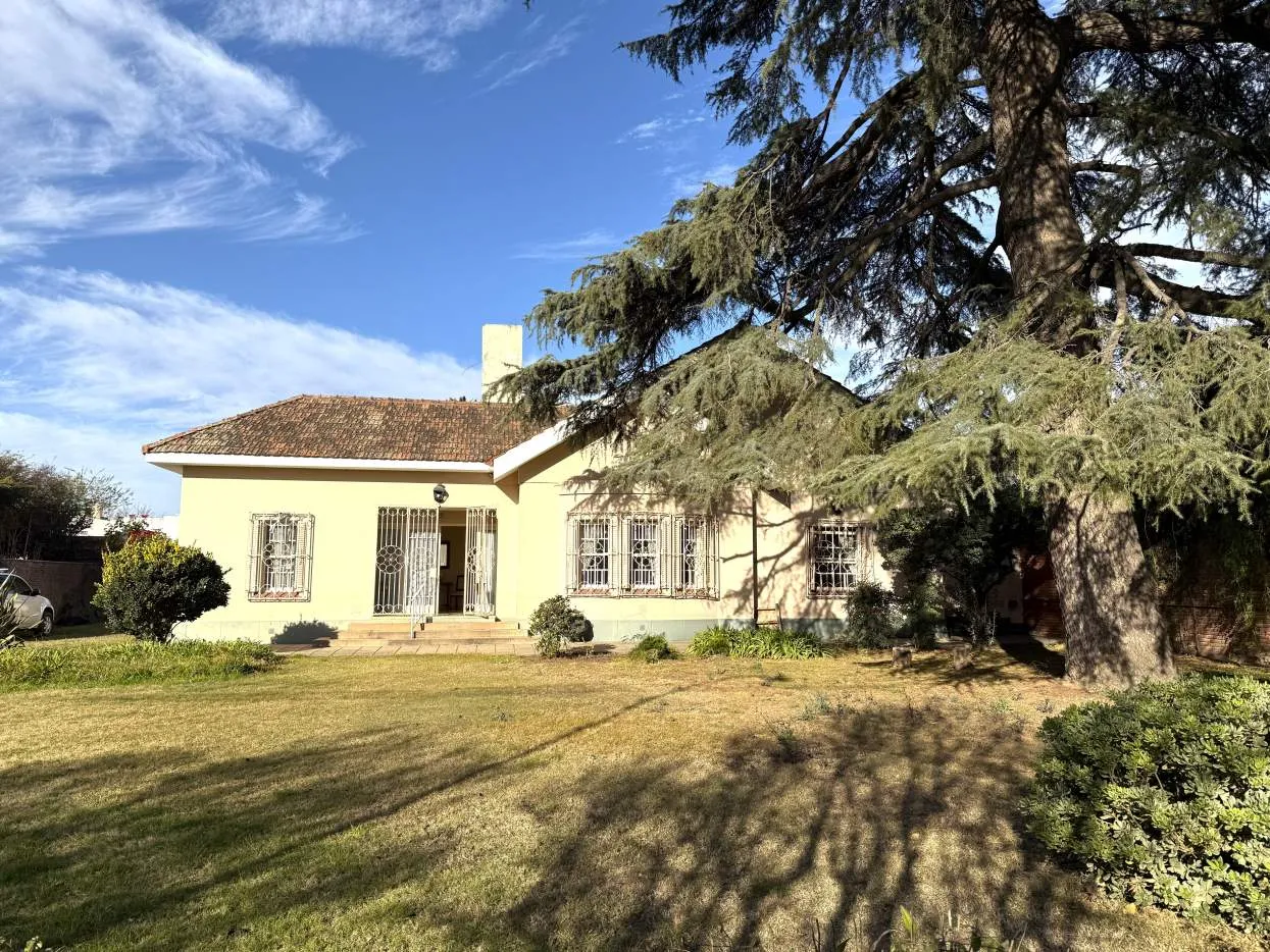 Casona de Categoría Rogelio Martínez Institucional