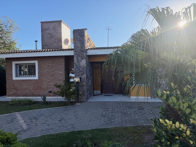 Casa · 200m² · 2 Dormitorios · 2 Cocheras