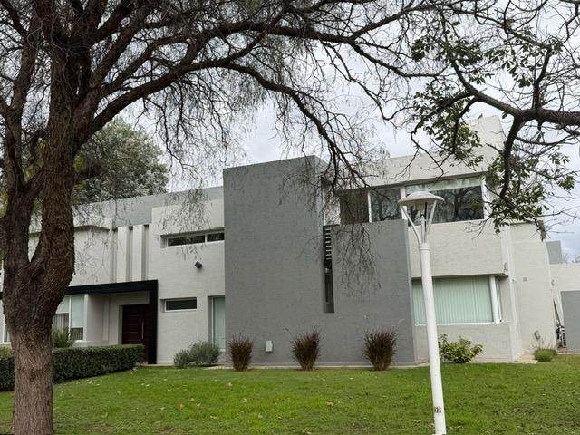 Casa · 519m² · 3 Dormitorios · 3 Cocheras