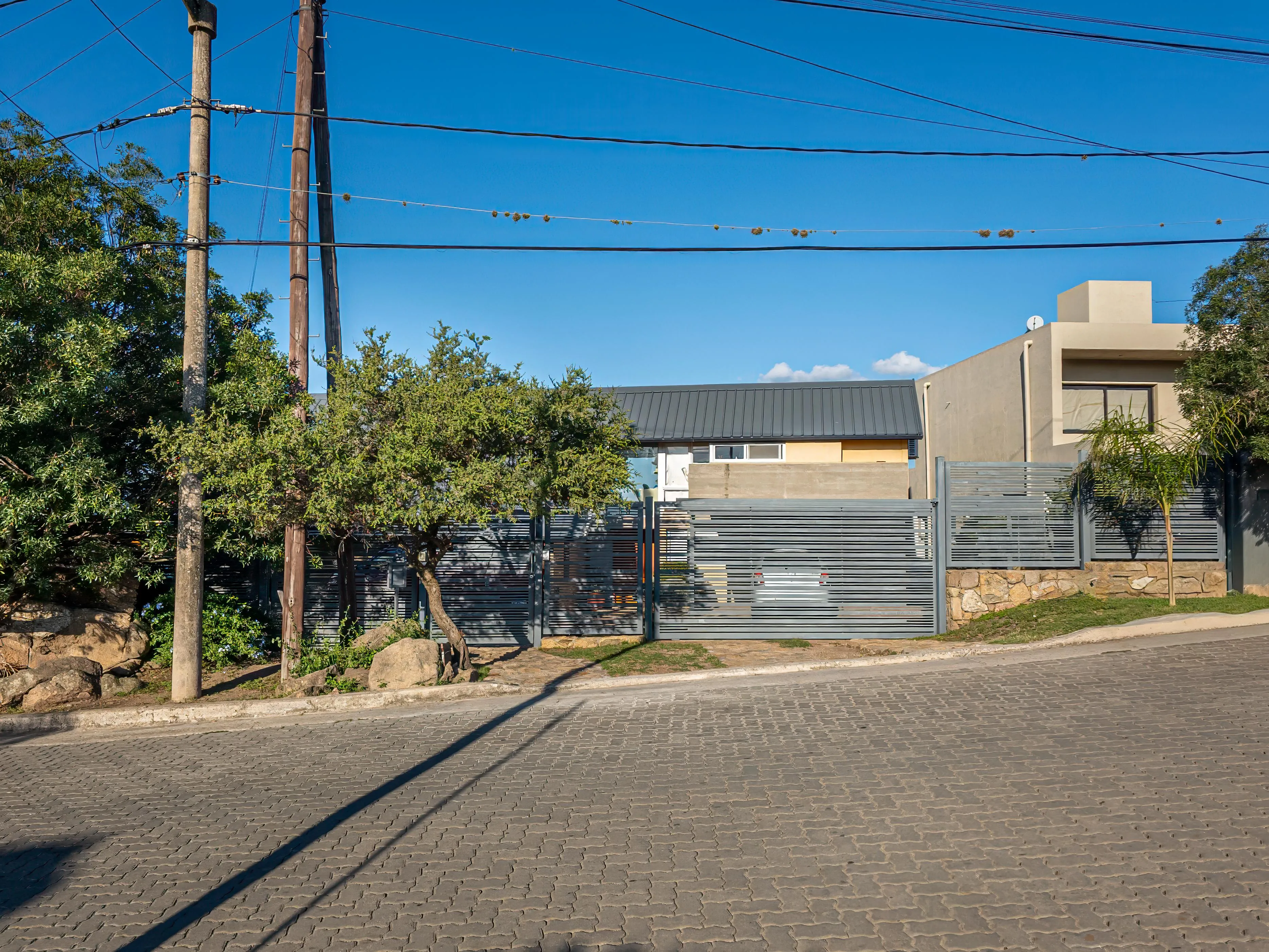 VENTA CASA 2 DORMITORIOS. 3 BAÑOS. QUINCHO. PILETA. PARQUE. VILLA DEL LAGO. VCP.