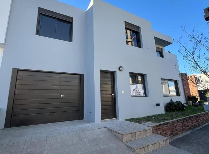 Casa · 100m² · 6 Ambientes · 2 Cocheras