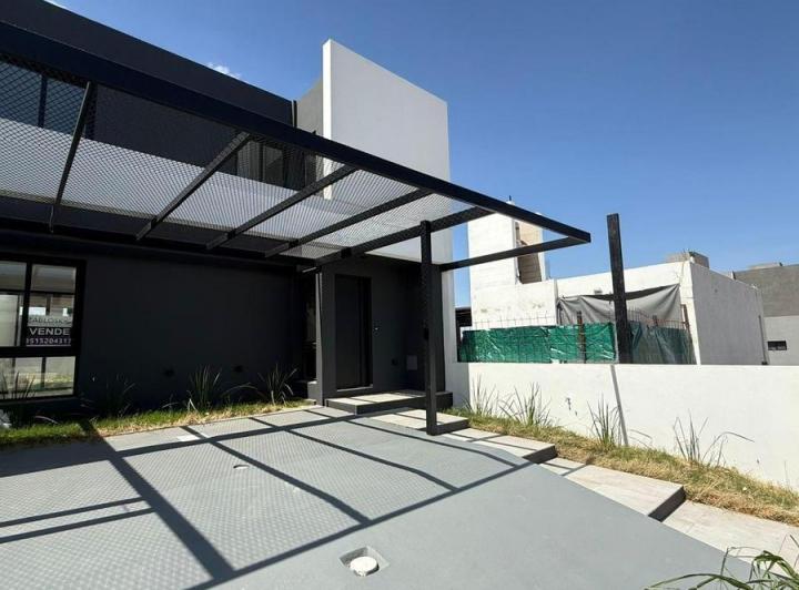 Casa · 140m² · 5 Ambientes · 2 Cocheras