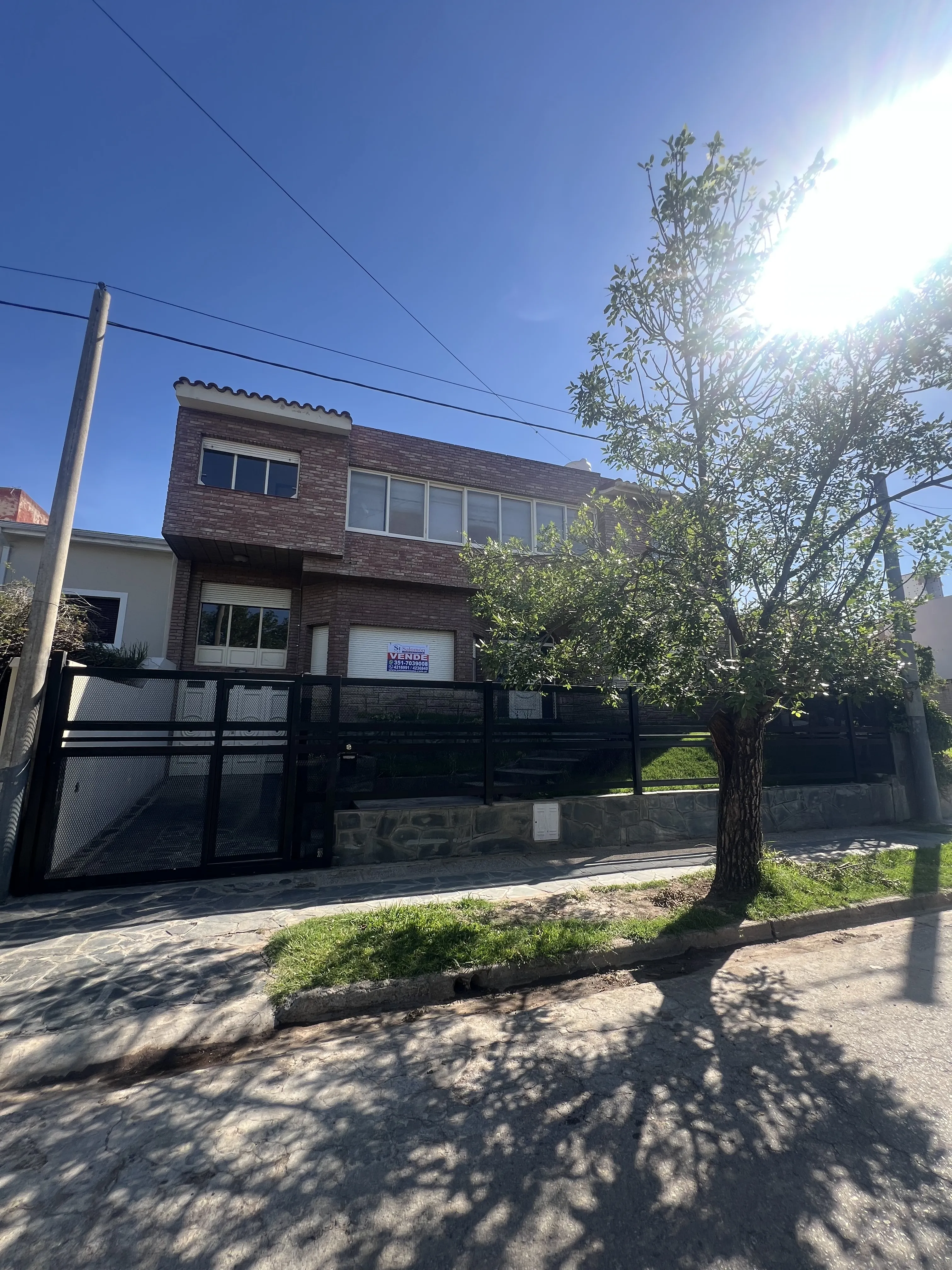 CASA DE CATEGORÍA DE 7 DORMITORIOS EN PARQUE VELEZ SARFIELD! REFACCIONADA!