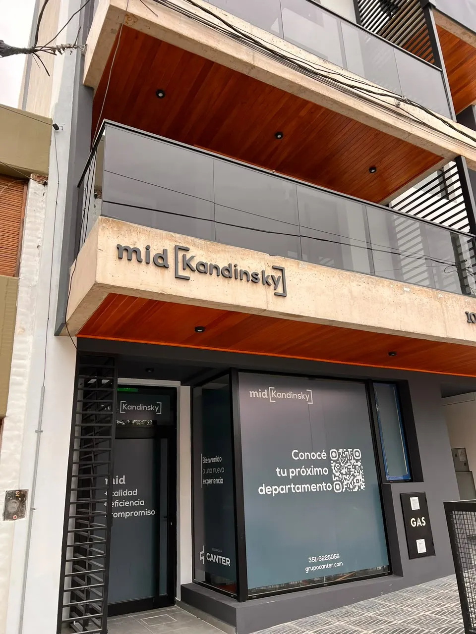 EXCELENTE UBICACION Y DISEÑO - BALCON CON ASADOR