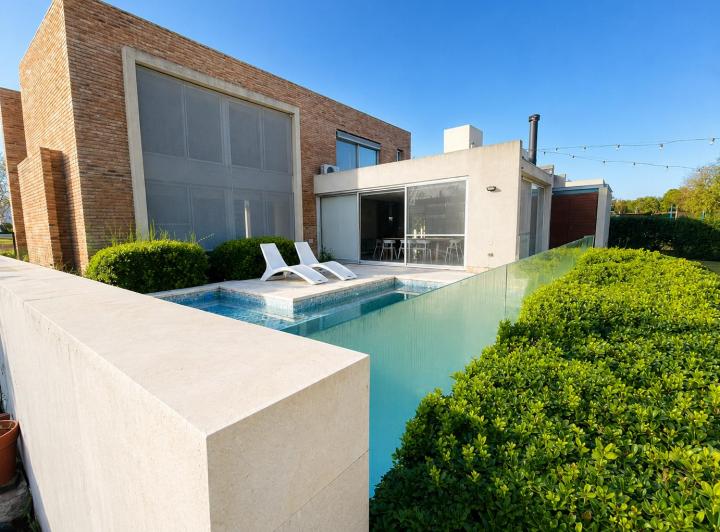 Casa · 250m² · 9 Ambientes · 2 Cocheras