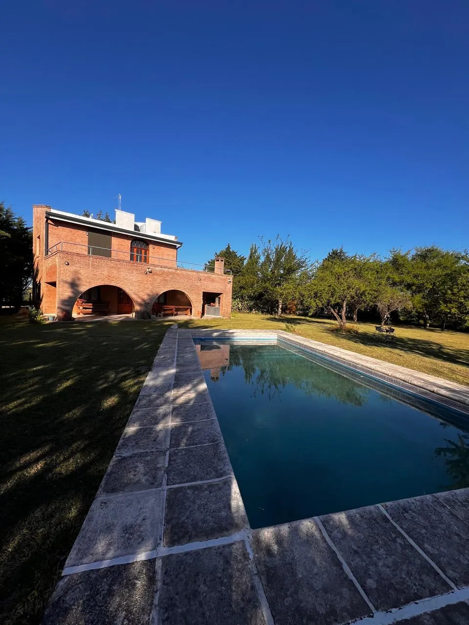 A METROS DEL LAGO - VENTA DE CASA DE 3 DORM CON PILETA EN GRAN TERRENO