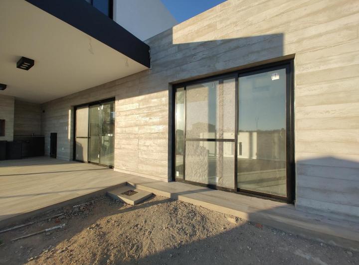 Casa · 135m² · 4 Ambientes · 2 Cocheras
